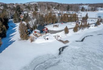 Beautiful Four Season Resort has rooms with a private hot tub