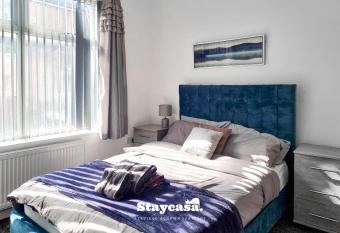 Cosy 4-Bedroom House Manchester has Balcony rooms