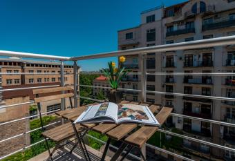 Rustaveli Business Center Apartments - Rustaveli Avenue has rooms with a private hot tub