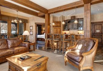 Private Condos at Hotel Park City has rooms with a private hot tub