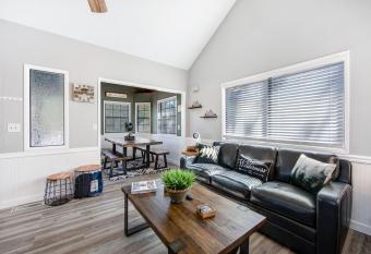 The Cedar House has Balcony rooms