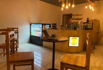 Gud Chah Cafe & Homestay has Balcony rooms