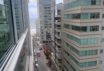 Lindo Apartamento com 5 su  tes perto do mar! No melhor lugar de Meia Praia has Balcony rooms