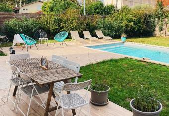 Maison chaleureuse has Balcony rooms
