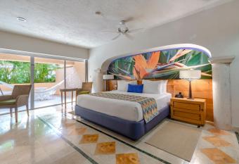 Puerto Aventuras Hotel & Beach Club has rooms with a private hot tub