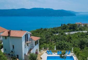 Apartment Rea with Pool has Balcony rooms