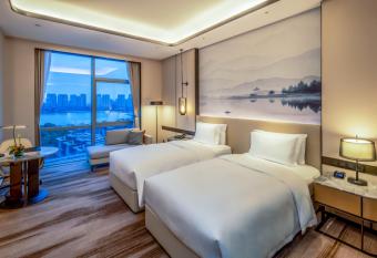 Pullman Suzhou Taicang has rooms with a private hot tub