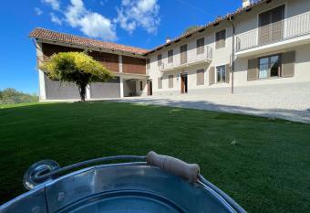 Al Laghetto La Morra has Balcony rooms