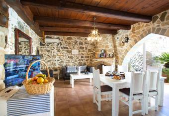 Villa Epimenidis has Balcony rooms