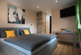 OMAS-STUBB-das-Komfort-DZ-mit-Balkon-im-Herrenhaus has Balcony rooms