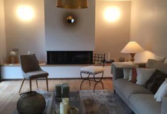 Suite Effervescence ***G  te du Petit Hutin*** allows 18 year olds to book a room