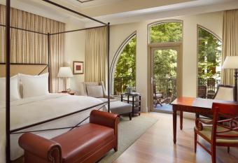 Mokara Hotel & Spa has rooms with a private hot tub