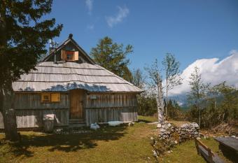 Chalet Orlica Velika Planina has rooms with a private hot tub