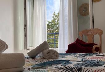 LUNAROOM Center & Quiet Guesthouse allows 18 year olds to book a room