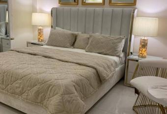 1 Bedroom Apartment Designer Furnished Diamount-10 allows 18 year olds to book a room