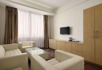 Ramada Neemrana has rooms with a private hot tub