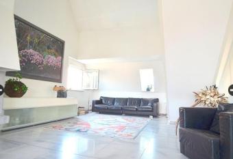 Einzigartige Penthauswohnung allows 18 year olds to book a room