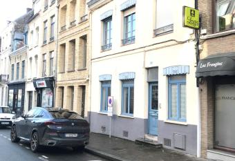 Centr   Appart. allows 18 year olds to book a room