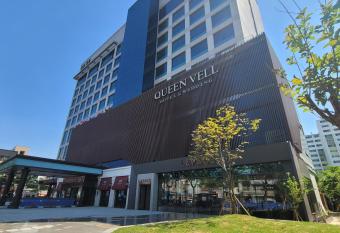 Queenvell Hotel allows 18 year olds to book a room