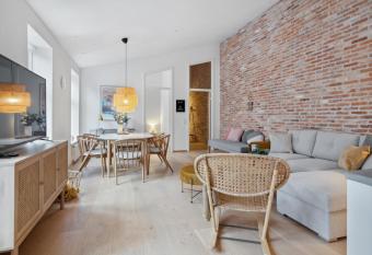 Central 3-bedroom apartment with huge terrace, including queen size beds has Balcony rooms