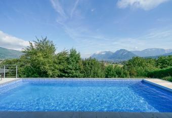 La Petite Montagne has Balcony rooms