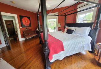 Camellia Rose Inn- Luxury King Room Anticipation has rooms with a private hot tub