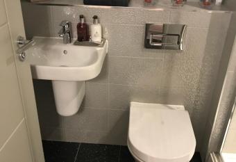 River view 2 bedroom apartment allows 18 year olds to book a room