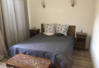 Au repos des vignes, chambres d h  tes has rooms with a private hot tub