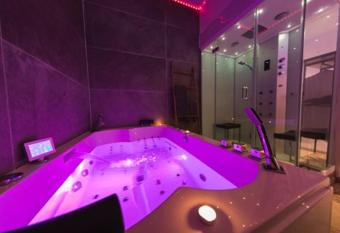 Appart   D  tente *JACUZZI *HAMMAM*SAUNA* has rooms with a private hot tub
