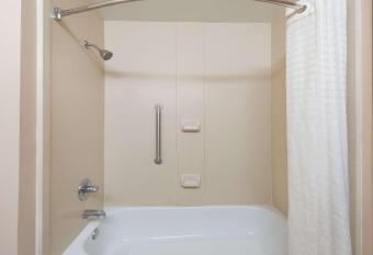 Super 8 by Wyndham Fort Worth Stockyards has rooms with a private hot tub