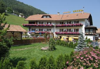 Hotel Pausa has Balcony rooms