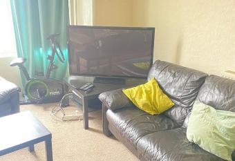 2 bedrooms Appartment in Paisley COP26 allows 18 year olds to book a room