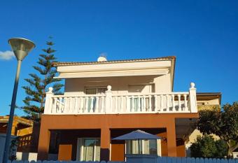 Casa Alexandra- Roda de Bara has rooms with a private hot tub