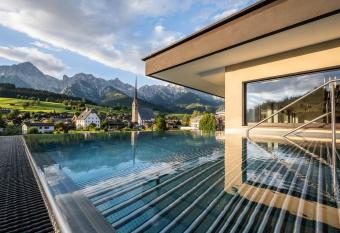 die HOCHK  NIGIN - Mountain Resort has Balcony rooms