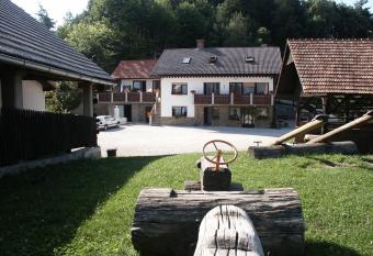 Pri Lazarju Farm Stay has Balcony rooms