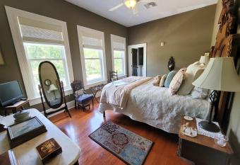 Camellia Rose Inn- King Room allows 18 year olds to book a room