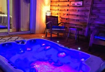 Magnifique petite villa haut de gamme avec jacuzzi l attrape r  ve allows 18 year olds to book a room