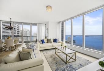 Breathtaking Ocean View Unit Icon Brickell W has rooms with a private hot tub