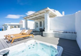 Oia Sunset Villas allows 18 year olds to book a room
