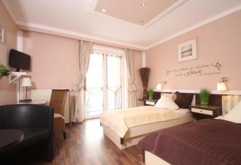 Landhaus Tesperhude has Balcony rooms