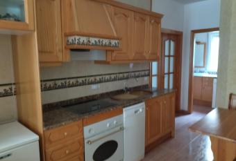 Bajo con sal  n-cocina, habitaci  n y ba  o. allows 18 year olds to book a room