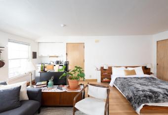 Flexhome East Side Vintage Studio F1 BradyBalcony has Balcony rooms