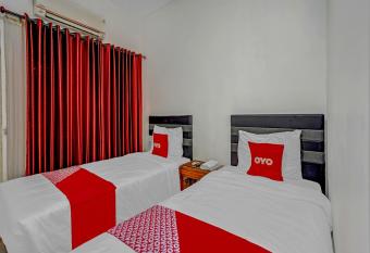 OYO Flagship 90717 Hotel Kalimantan Surabaya has Balcony rooms