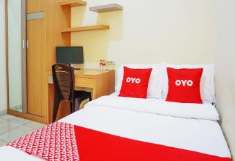 Super OYO Flagship 90723 Berlima Guest House Syariah allows 18 year olds to book a room