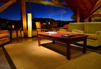 Marinas Alto Manzano has rooms with a private hot tub