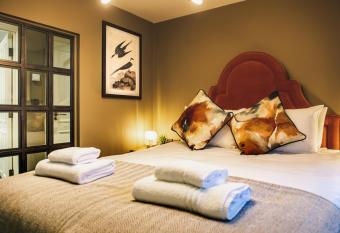 Maris and Otter allows 18 year olds to book a room