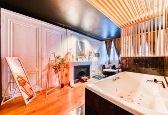 GuestReady - Le Boudoir -Balneo Hyper Centre has rooms with a private hot tub
