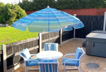 The Hilltop Haven has rooms with a private hot tub