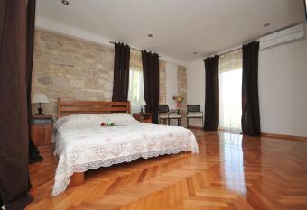 Villa Dante allows 18 year olds to book a room