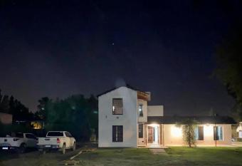 Gran Pocito Chalet has rooms with a private hot tub